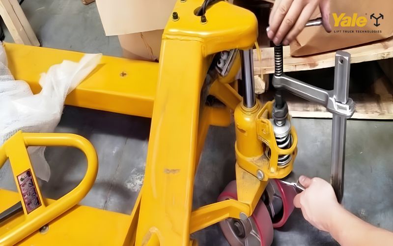 Cụm bánh lái xe nâng điện: Cấu tạo và nguyên lý hoạt động
