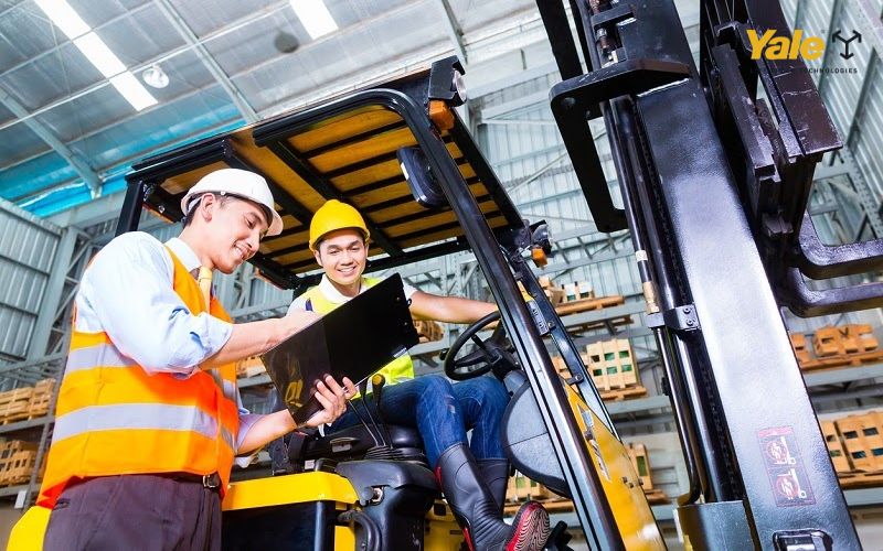 Hướng dẫn làm sạch xe nâng đúng cách và an toàn Hướng dẫn làm sạch xe nâng đúng cách và an toàn