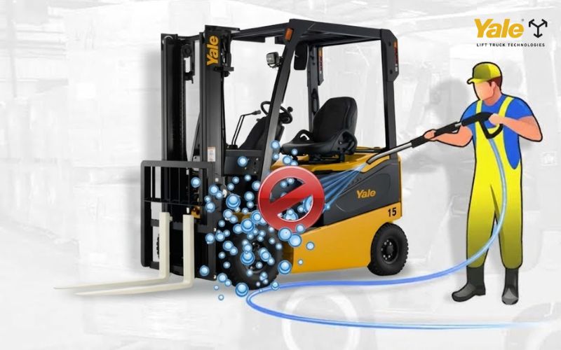 Hướng dẫn làm sạch xe nâng đúng cách và an toàn Hướng dẫn làm sạch xe nâng đúng cách và an toàn