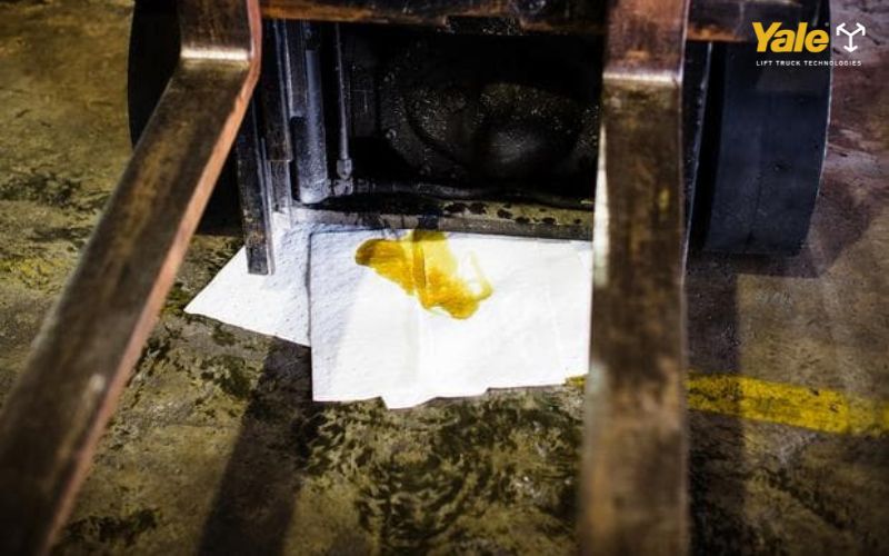 Xe nâng bị chảy nhớt: Nguyên nhân và cách khắc phục