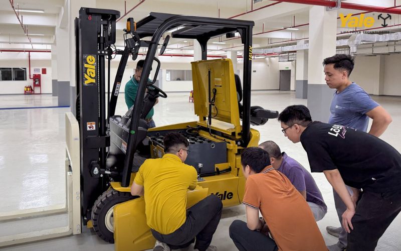 Xe nâng điện không chạy: Nguyên nhân và cách khắc phục nhanh