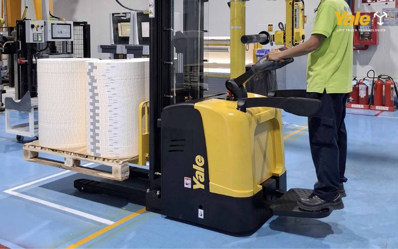 Xe nâng tay có bệ đứng: Cấu tạo và lợi ích khi vận hành
