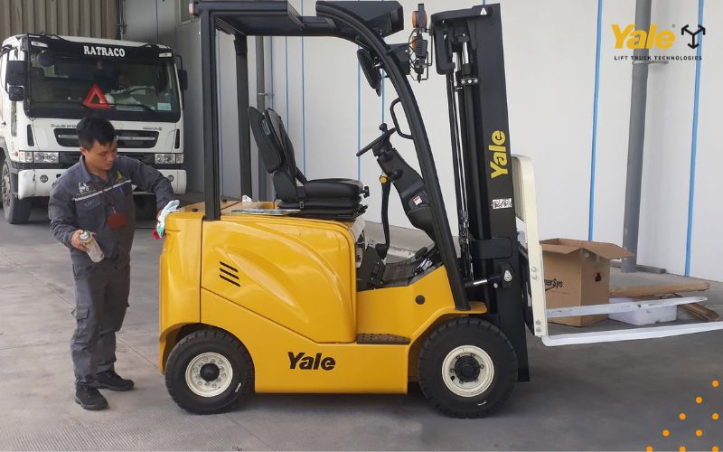 Hệ thống khung gầm xe nâng: Cấu tạo và vai trò chịu lực Hệ thống khung gầm xe nâng: Cấu tạo và vai trò chịu lực