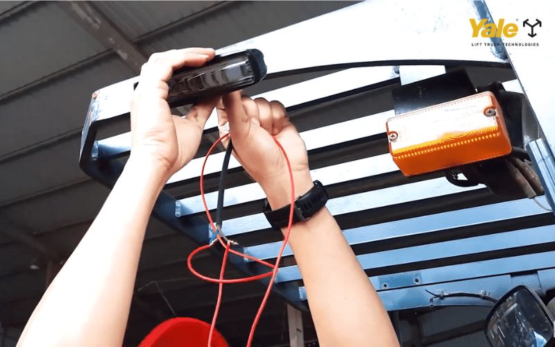 Nắp chắn cụm đèn sau xe nâng: Chức năng và cách thay thế Nắp chắn cụm đèn sau xe nâng: Chức năng và cách thay thế