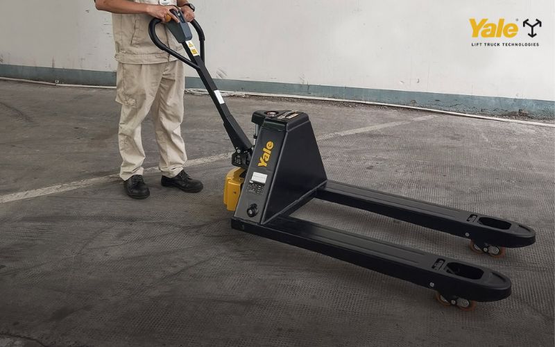 So sánh xe nâng tay điện và xe nâng tay cơ: Nên chọn loại nào